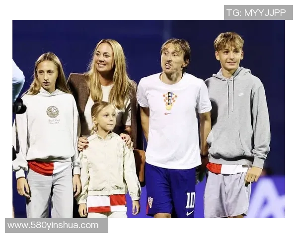 两个耳环的足球明星背后的故事与传奇人生揭秘